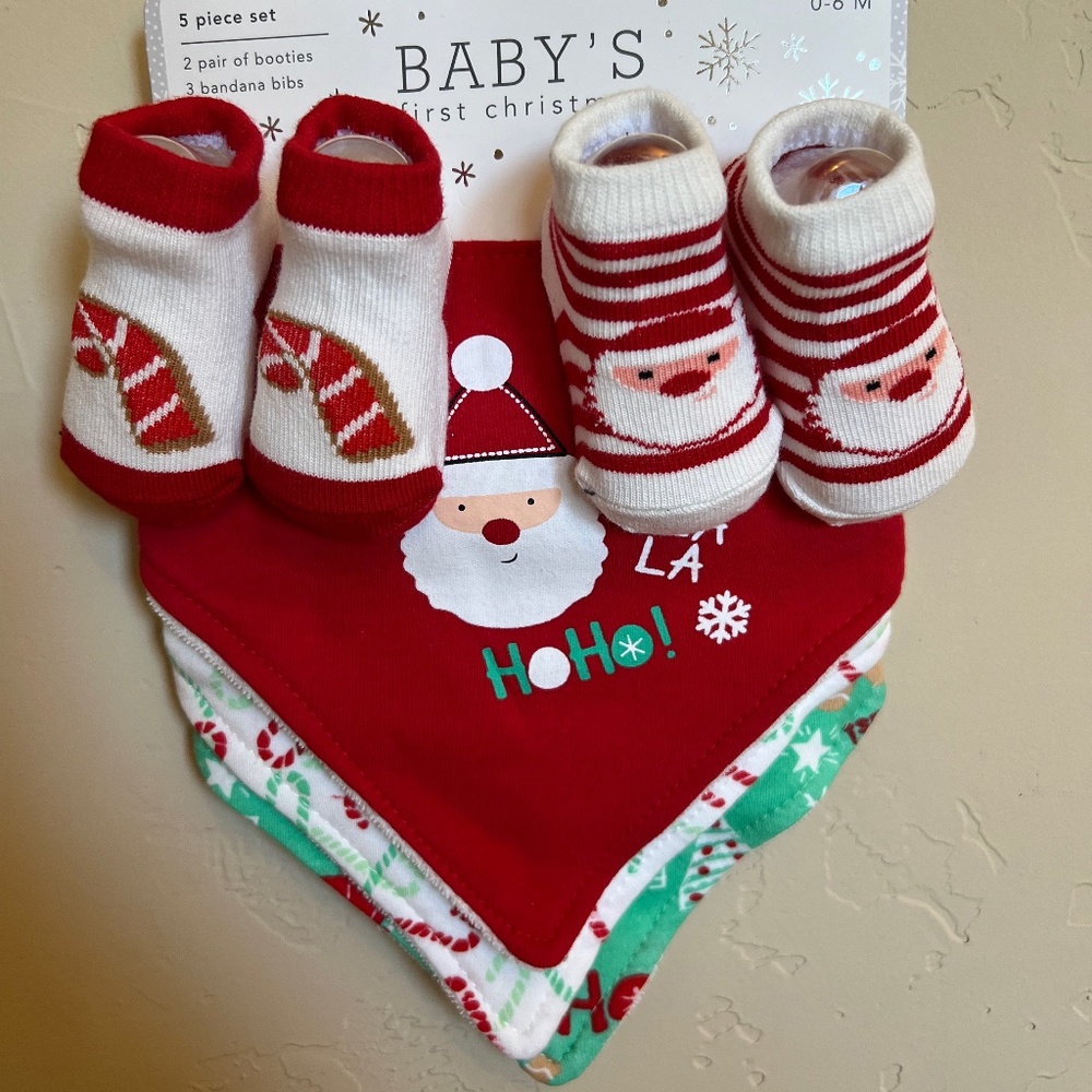 NWT - Christmas 5 Piece Set - 2 Pairs Booties, 3 Bandana Bibs - 0-6 mont…